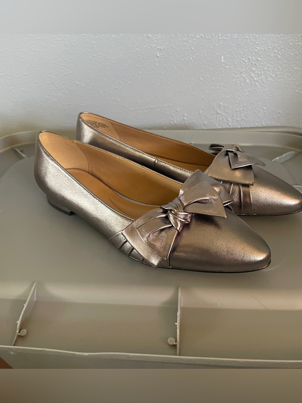 Talbots Silver Shiny Bow Flats Shoes Women’s Size 8.5